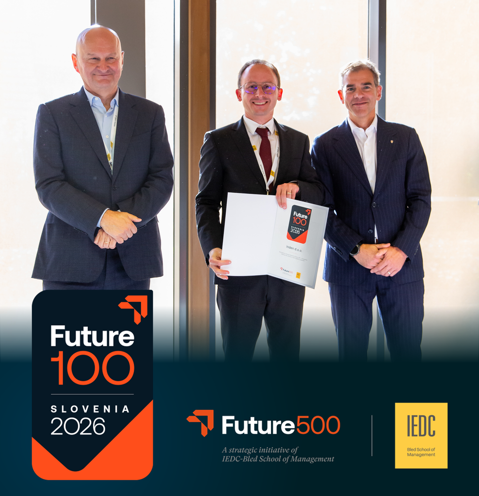 Direktor podjetja Inden Dušan Božič s plaketo priznanja Future 100 Slovenia na podelitvi na IEDC – Poslovni šoli Bled.