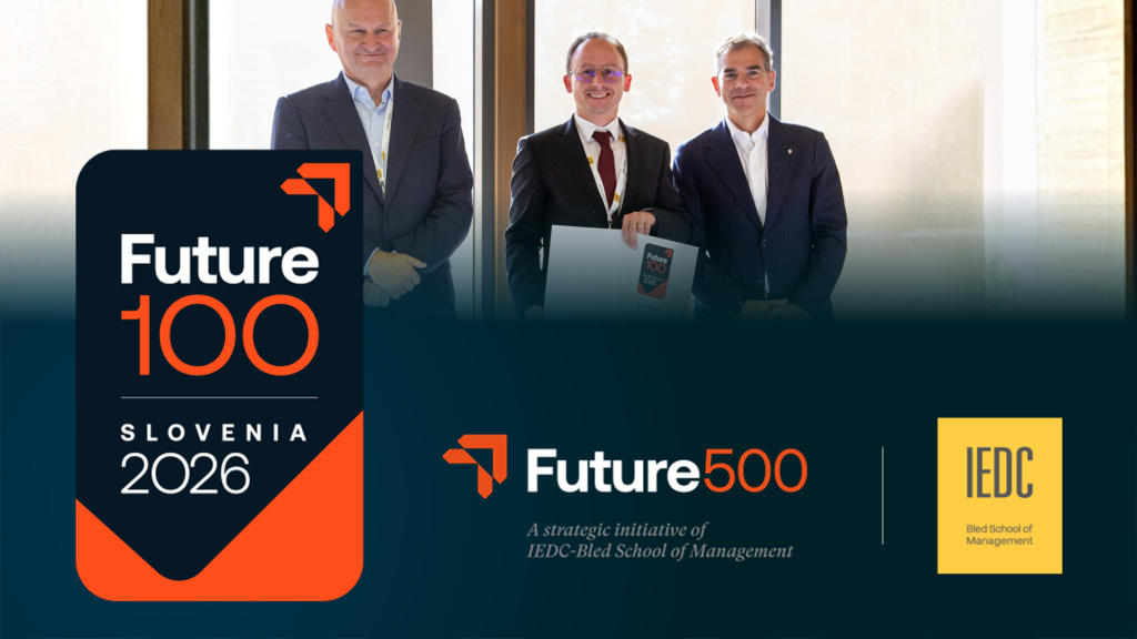 Direktor podjetja Inden Dušan Božič s plaketo priznanja Future 100 Slovenia na podelitvi na IEDC – Poslovni šoli Bled.